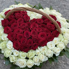 101 роза в корзине в виде сердца