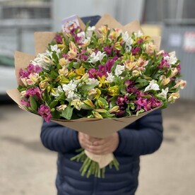 Букет из 29 альстромерия