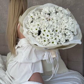 Букет из белых кустовых хризантем