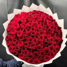 💐 Букет из 101 красной розы в элегантной белой упаковке – символ страсти, любви и восхищения! 🌹