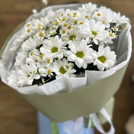 Букет из хризантем и танацетума