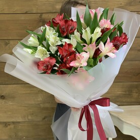 Яркий букет альстромерий