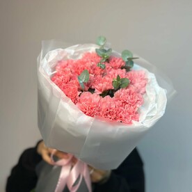 Букет из диантусов и эвкалипта