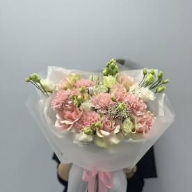 Розовый букет с розами