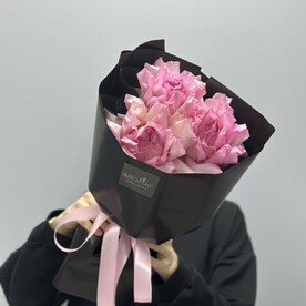 Букет из 3 ажурных роз в черной упаковке