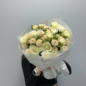 Нежный букет с кустовыми розами