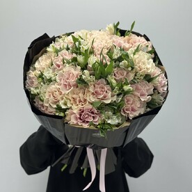 Букет из французских роз и альстромерий