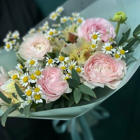 Букет из лютиков и ромашек