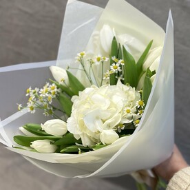 Тюльпаны и гортензия