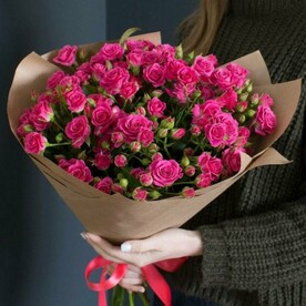 Букет из 9 розовых кустовых роз 60 см