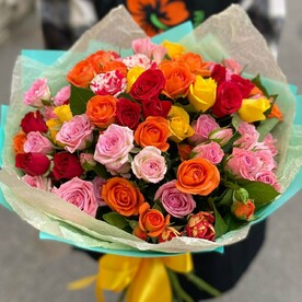 Букет из кустовых роз "Радуга счастья"