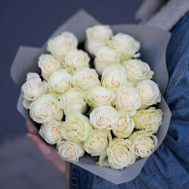 Букет из 25 высоких белых роз Эквадор