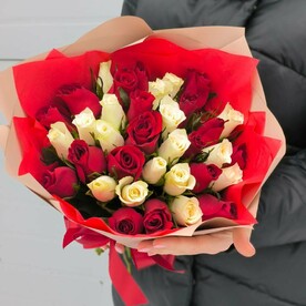 35 красных и белых роз Кения