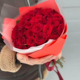 Букет из 35 ароматных красных роз "Ред"