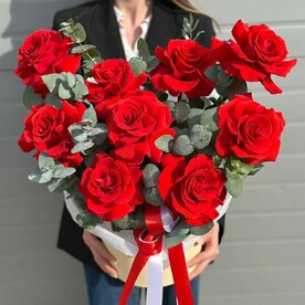 Красные французские розы с эвкалиптом в коробке