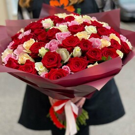 Букет из 101 разноцветной розы