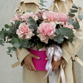 Нежные французские розы в шляпной коробке