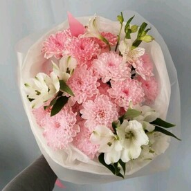 Букет из розовой хризантемы и белой альстромерии