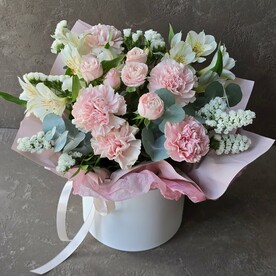 Нежная композиция из стойких цветов