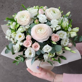 Композиция нежная с ранункулюсами