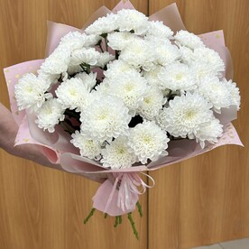 Букет с белой хризантемой