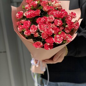 Яркий букет с кустовыми розами