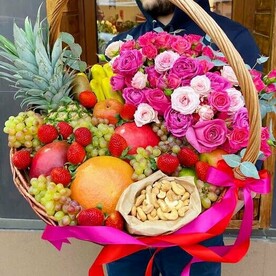 Корзина с фруктами и цветами