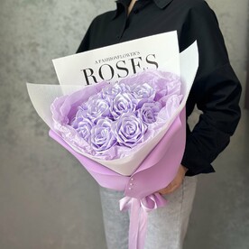 Букет сиреневых роз из атласных лент