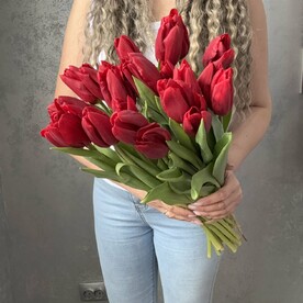 Букет из 19 красных тюльпанов