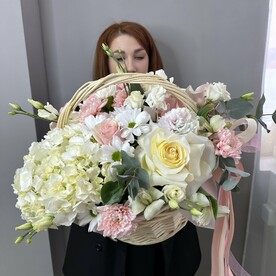 Роскошная корзина с цветами