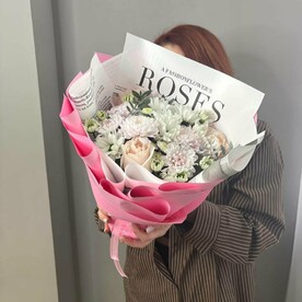 Композиция из роз и хризантем