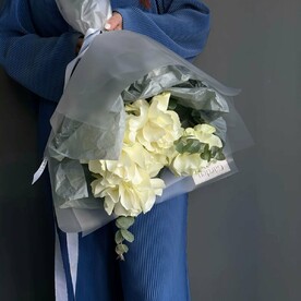 Букет из 3 белых роз с эвкалиптом