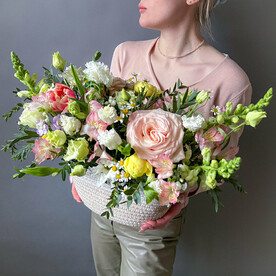 Пышная корзина с весенними цветами