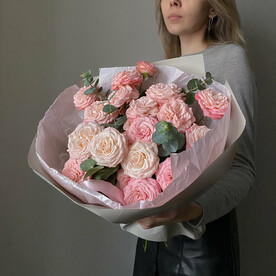 Букет нежных пионовидных роз