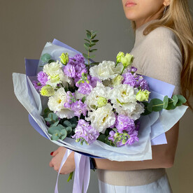 Букет в сиреневой гамме с ароматной маттиолой и эустомой