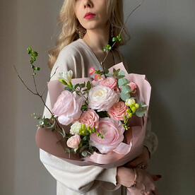 Изящный букет с ранункулюсами