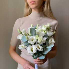 Букет невесты из нежной эустомы с веточками эвкалипта