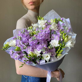 Ароматный лавандовый букет из фрезий и маттиолы