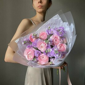 Изящный букет из ранункулюсов и маттиолы