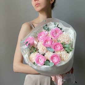 Элегантный букет с ранункулюсами, диантусами и эвкалиптом