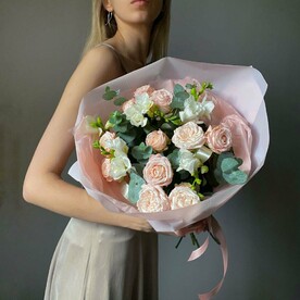 Ароматный букет из нежной фрезии, кустовой розы и веточек эвкалипта