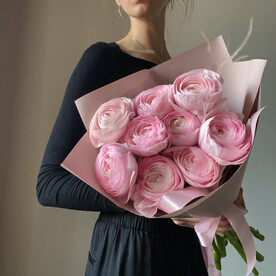 Розовый букет с ранункулюсами ( лютики) 9шт