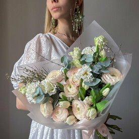 Очаровательный весенний букет с премиальными ранункулюсами, тюльпанами и генистой. Veresk 347