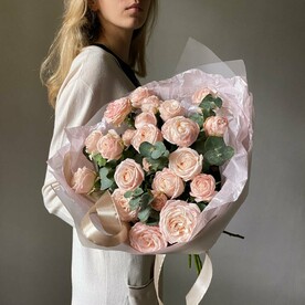 Нежный букет с кустовыми пудровыми розами и эвкалиптом