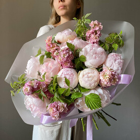 Пышный букет с пионами и ароматной маттиолой. Veresk 139