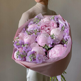 Воздушный букет из пионов и маттиолы