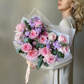 Нежный букет из розовых пионовидных роз Охара и ароматной маттиолы