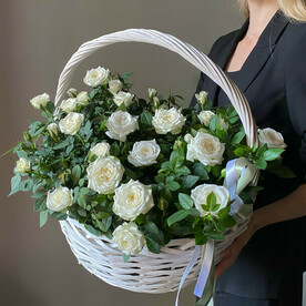 Авторская корзина с белыми пышными, цветущими розами, размер L. Veresk 617