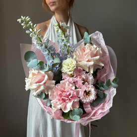 Розовый букет с дельфиниумом и французскими розами для мамы. Veresk 489-1