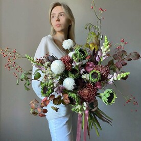 Авторский интерьерный букет с хризантемами и ягодами шиповника